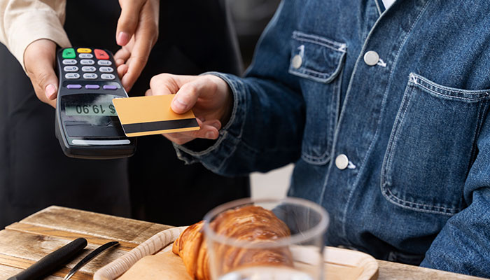 “Tipping Is Out Of Control”: Waitress Rejects 35% Gift Card Tip, Leaving Customer Confused “Tipping Is Out Of Control”: Waitress Rejects 35% Gift Card Tip, Leaving Customer Confused