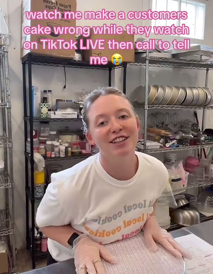 TikToker Snags Over 13M Views After Her Live Cake Decoration Gets Corrected By The Watching Client TikToker Snags Over 13M Views After Her Live Cake Decoration Gets Corrected By The Watching Client