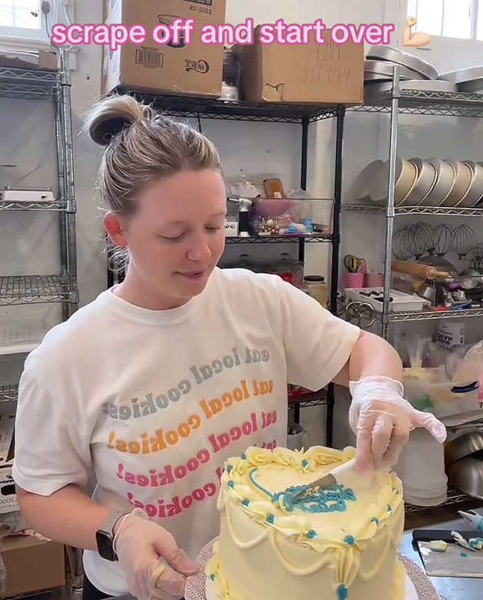TikToker Snags Over 13M Views After Her Live Cake Decoration Gets Corrected By The Watching Client TikToker Snags Over 13M Views After Her Live Cake Decoration Gets Corrected By The Watching Client