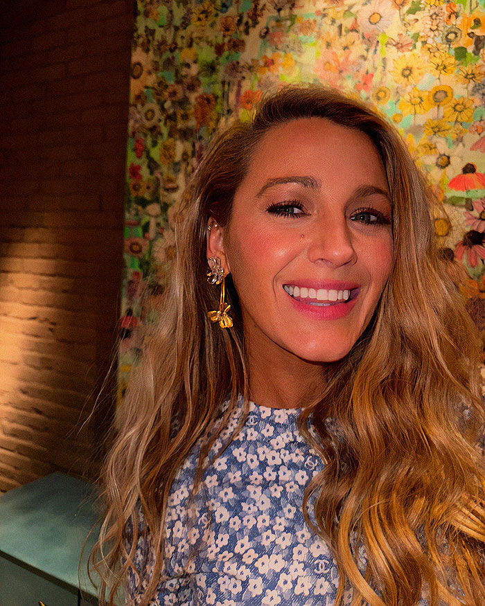 Blake Lively Shares Rare Glimpse Of Her And Ryan Reynolds’ Trendy NYC Apartment Blake Lively Shares Rare Glimpse Of Her And Ryan Reynolds’ Trendy NYC Apartment