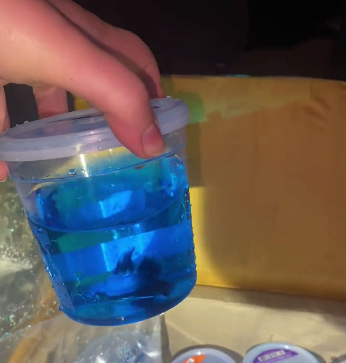 Dumpster Diver Finds Dozens Of Live Fish Just Tossed Away Behind A PetSmart, Netizens Outraged Dumpster Diver Finds Dozens Of Live Fish Just Tossed Away Behind A PetSmart, Netizens Outraged