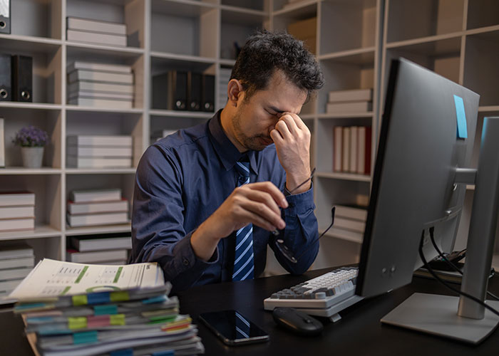 Overconfident Guy Lies His Way Into A High-Paying VP Role, Realizes He’s Screwed Overconfident Guy Lies His Way Into A High-Paying VP Role, Realizes He’s Screwed