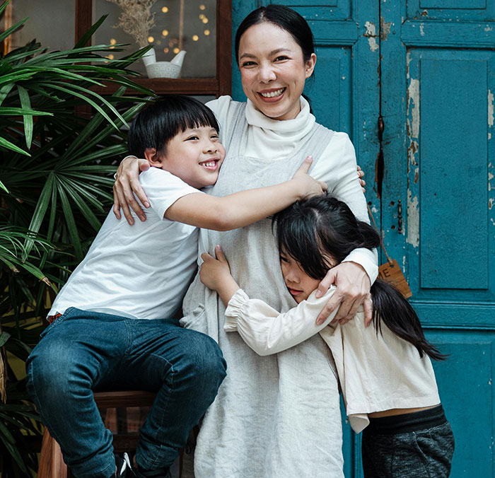 Frustrated Mom Struggles With Random Kids Becoming Unwanted Holiday Tag-Alongs Frustrated Mom Struggles With Random Kids Becoming Unwanted Holiday Tag-Alongs