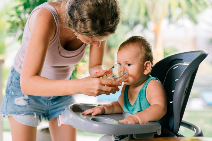 Mom Stands Her Ground As Hungry Toddler Tries To Steal Her Lunch, But She Refuses To Share Mom Stands Her Ground As Hungry Toddler Tries To Steal Her Lunch, But She Refuses To Share