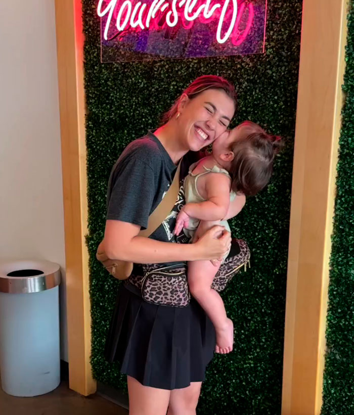 Mom Stands Her Ground As Hungry Toddler Tries To Steal Her Lunch, But She Refuses To Share Mom Stands Her Ground As Hungry Toddler Tries To Steal Her Lunch, But She Refuses To Share