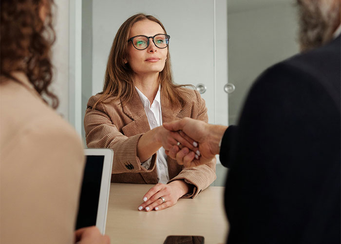 Woman Finds Out Why BF Doesn’t Want To Introduce Her To His Friends, Considers Ending Everything Woman Finds Out Why BF Doesn’t Want To Introduce Her To His Friends, Considers Ending Everything