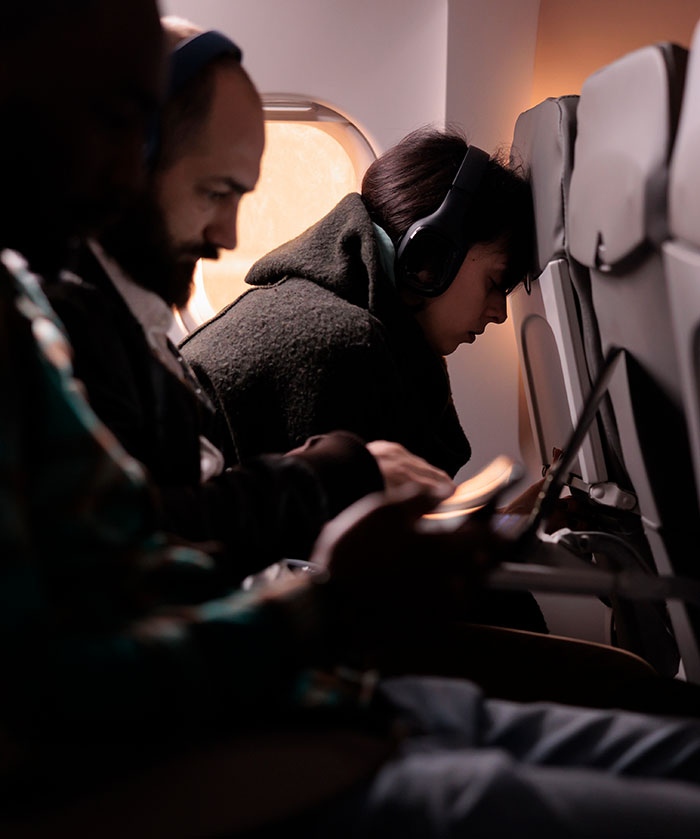 “They’re Idiots”: Raw-Dogging On Flights Has Become “One Of The Most Dangerous Trends” Ever “They’re Idiots”: Raw-Dogging On Flights Has Become “One Of The Most Dangerous Trends” Ever