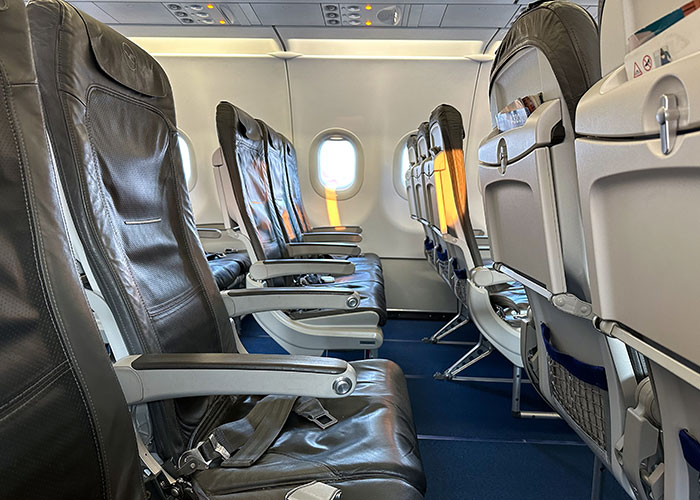 Woman Forced Out Of Her Airplane Seat After Couple Follows New “Hack,” Calls It Out Online Woman Forced Out Of Her Airplane Seat After Couple Follows New “Hack,” Calls It Out Online