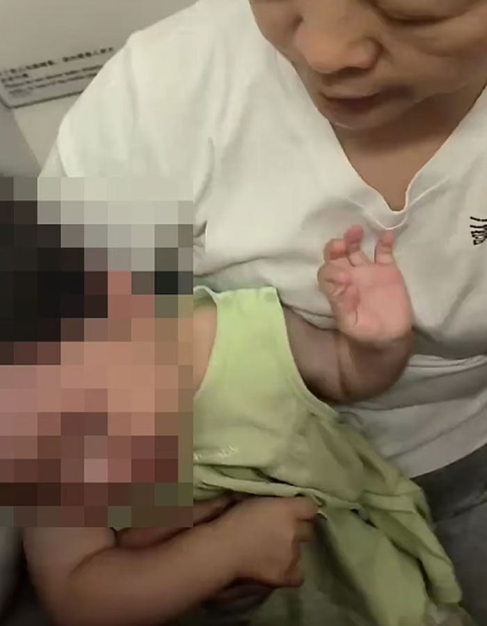 Strangers Punish Toddler For Crying Mid-Flight By Locking Her In Plane Toilet Strangers Punish Toddler For Crying Mid-Flight By Locking Her In Plane Toilet