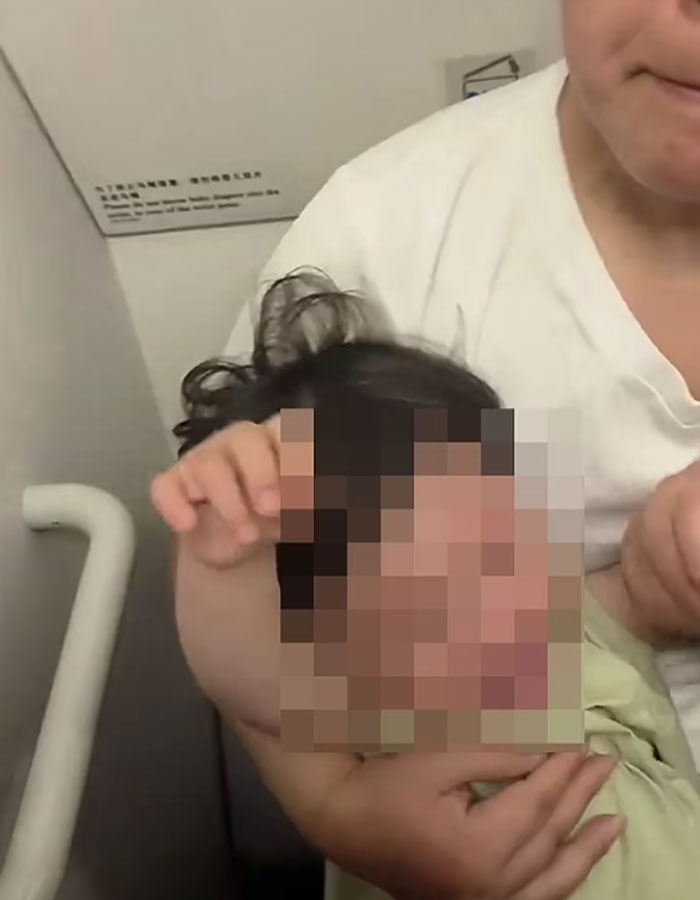 Strangers Punish Toddler For Crying Mid-Flight By Locking Her In Plane Toilet Strangers Punish Toddler For Crying Mid-Flight By Locking Her In Plane Toilet