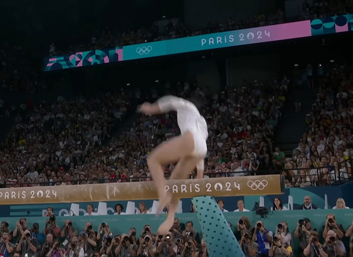 Suni Lee Wins Viral Olympic Trend By Making Fun Of Her Fall During Balance Beam Final Suni Lee Wins Viral Olympic Trend By Making Fun Of Her Fall During Balance Beam Final