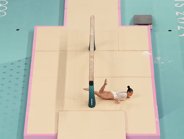Suni Lee Wins Viral Olympic Trend By Making Fun Of Her Fall During Balance Beam Final Suni Lee Wins Viral Olympic Trend By Making Fun Of Her Fall During Balance Beam Final