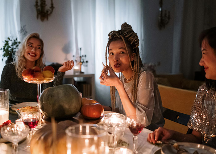 Newlyweds Ask Woman To Return Their Wedding Gift After They Didn’t Even Invite Her Newlyweds Ask Woman To Return Their Wedding Gift After They Didn’t Even Invite Her