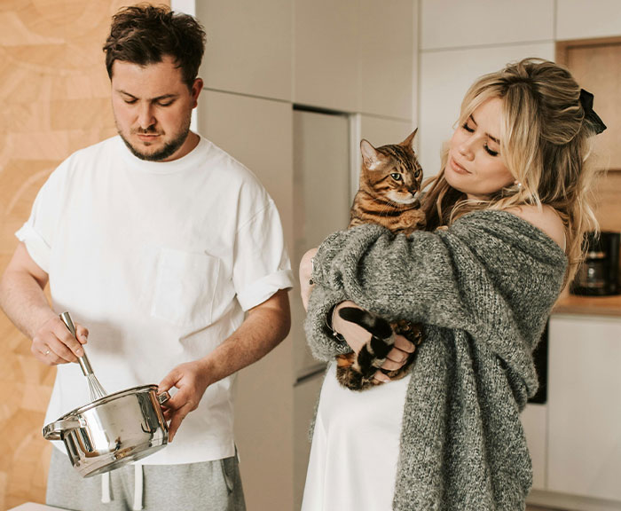 Cat Vs. Kids: Woman Seeks Opinions After Horrifying Her Husband With Confession Cat Vs. Kids: Woman Seeks Opinions After Horrifying Her Husband With Confession