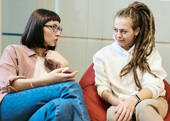 Woman Invites Herself To A Friend’s House To Throw A Party For Family And Friends, Gets Ghosted Woman Invites Herself To A Friend’s House To Throw A Party For Family And Friends, Gets Ghosted