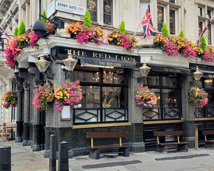 Drama Erupts As Woman “Ruins” Guy’s Safe Space By Joining Trivia Night At Local Bar, He Storms Out Drama Erupts As Woman “Ruins” Guy’s Safe Space By Joining Trivia Night At Local Bar, He Storms Out