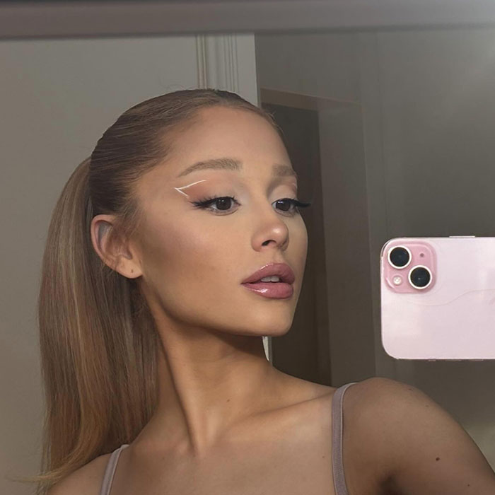 People Freak Out Over Ariana Grande’s Chill Reaction After Eating Spicy Wings On 'Hot Ones' People Freak Out Over Ariana Grande’s Chill Reaction After Eating Spicy Wings On 'Hot Ones'