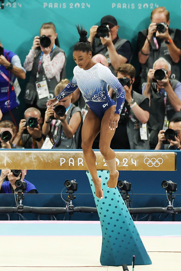 Simone Biles Slips Off Balance Beam And Misses Medal As Fans Blame Shushing Crowd Simone Biles Slips Off Balance Beam And Misses Medal As Fans Blame Shushing Crowd