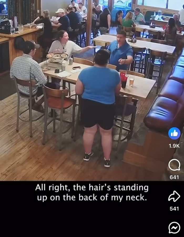 “His Wife Looks Terrified”: Customer Slammed For Hurling Food Over The “Worst Customer Service” “His Wife Looks Terrified”: Customer Slammed For Hurling Food Over The “Worst Customer Service”