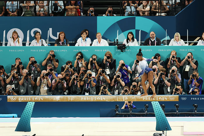 Simone Biles Slips Off Balance Beam And Misses Medal As Fans Blame Shushing Crowd Simone Biles Slips Off Balance Beam And Misses Medal As Fans Blame Shushing Crowd