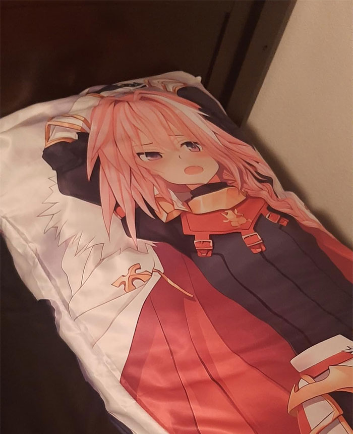 Woman Sees Just How Manipulative Her BF Really Is After Anime Pillow Tears Them Apart Woman Sees Just How Manipulative Her BF Really Is After Anime Pillow Tears Them Apart