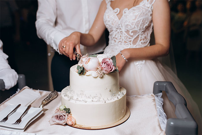 Hobby Baker Offers To Pay $250 Towards Cousin’s Wedding Cake As A Gift, Drama Ensues Hobby Baker Offers To Pay $250 Towards Cousin’s Wedding Cake As A Gift, Drama Ensues