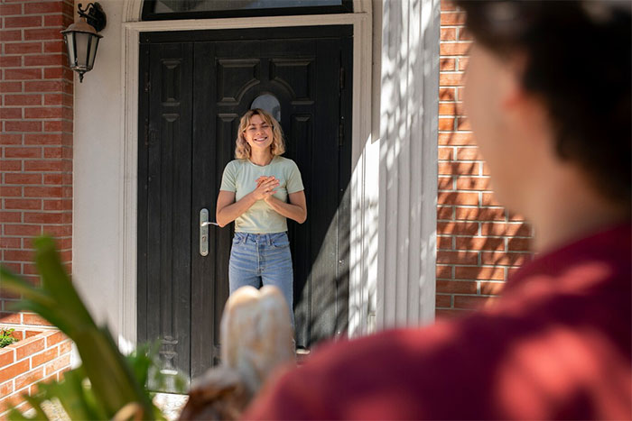 Ex-Homeowners Show Up To See Former House, Get A Reality Check When Woman Doesn't Let Them In Ex-Homeowners Show Up To See Former House, Get A Reality Check When Woman Doesn't Let Them In