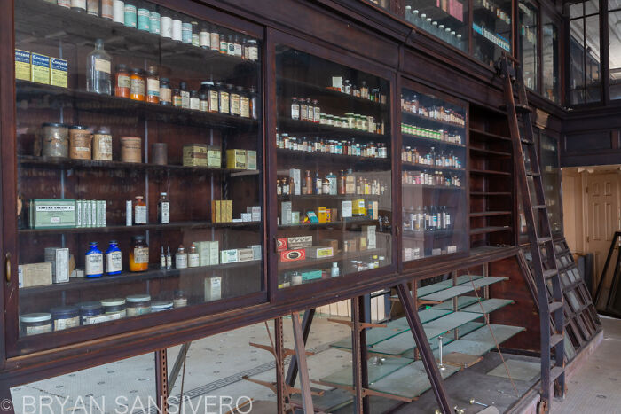 I Discovered A Pharmacy That Was Abandoned In The 1990s (15 Pics) I Discovered A Pharmacy That Was Abandoned In The 1990s (15 Pics)
