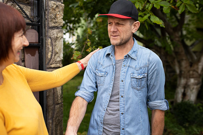 Ex-Homeowners Show Up To See Former House, Get A Reality Check When Woman Doesn't Let Them In Ex-Homeowners Show Up To See Former House, Get A Reality Check When Woman Doesn't Let Them In