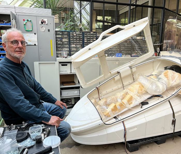 Police Makes Arrests After "Euthanasia Pod" Is Used For The First Time, Device Gets Confiscated Police Makes Arrests After "Euthanasia Pod" Is Used For The First Time, Device Gets Confiscated