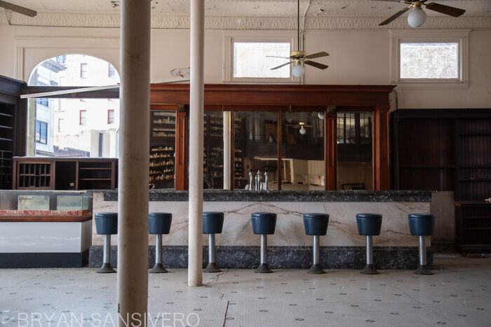 I Discovered A Pharmacy That Was Abandoned In The 1990s (15 Pics) I Discovered A Pharmacy That Was Abandoned In The 1990s (15 Pics)
