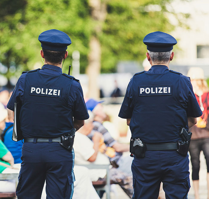 Police Makes Arrests After "Euthanasia Pod" Is Used For The First Time, Device Gets Confiscated Police Makes Arrests After "Euthanasia Pod" Is Used For The First Time, Device Gets Confiscated