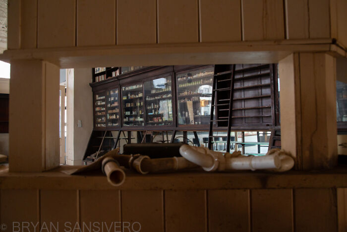 I Discovered A Pharmacy That Was Abandoned In The 1990s (15 Pics) I Discovered A Pharmacy That Was Abandoned In The 1990s (15 Pics)