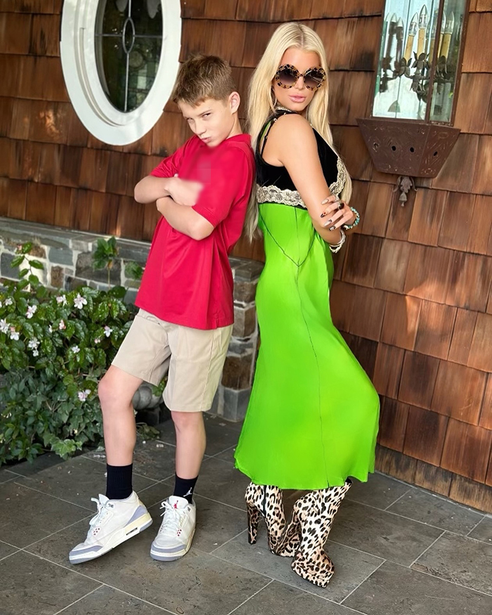 Jessica Simpson’s Back-To-School Photos With Her Kids Had Fans Concerned About Their Safety Jessica Simpson’s Back-To-School Photos With Her Kids Had Fans Concerned About Their Safety