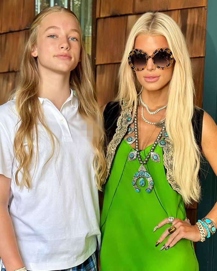 Jessica Simpson’s Back-To-School Photos With Her Kids Had Fans Concerned About Their Safety Jessica Simpson’s Back-To-School Photos With Her Kids Had Fans Concerned About Their Safety