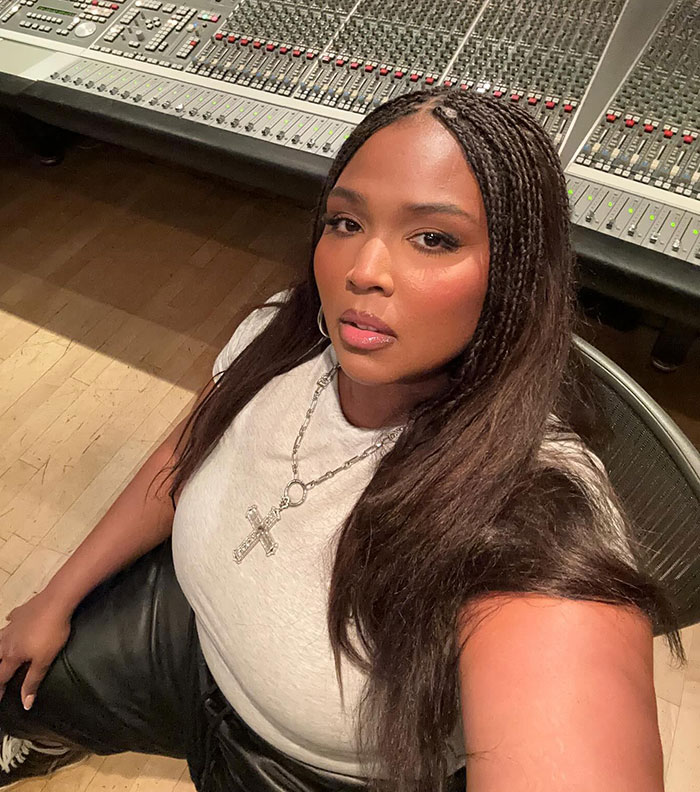 "She Looks Amazing": Lizzo Shares Before-and-After Look at Weight Loss Transformation "She Looks Amazing": Lizzo Shares Before-and-After Look at Weight Loss Transformation