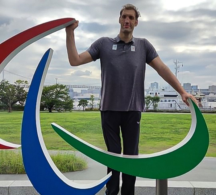 Paralympian Has To Sleep On The Floor Because He’s The World’s Second-Tallest Man Paralympian Has To Sleep On The Floor Because He’s The World’s Second-Tallest Man