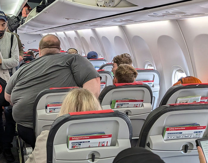 “Not The Airline’s Responsibility”: Plus-Size Traveler’s Struggle With Seat Sparks Online Debate “Not The Airline’s Responsibility”: Plus-Size Traveler’s Struggle With Seat Sparks Online Debate