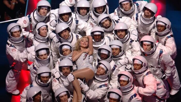 Sabrina Carpenter Stuns Fans By Making Out With An Alien On Stage At 2024 MTV VMAs Sabrina Carpenter Stuns Fans By Making Out With An Alien On Stage At 2024 MTV VMAs