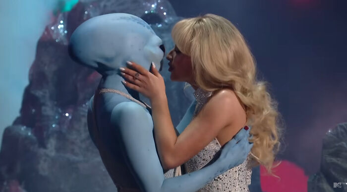 Sabrina Carpenter Stuns Fans By Making Out With An Alien On Stage At 2024 MTV VMAs Sabrina Carpenter Stuns Fans By Making Out With An Alien On Stage At 2024 MTV VMAs