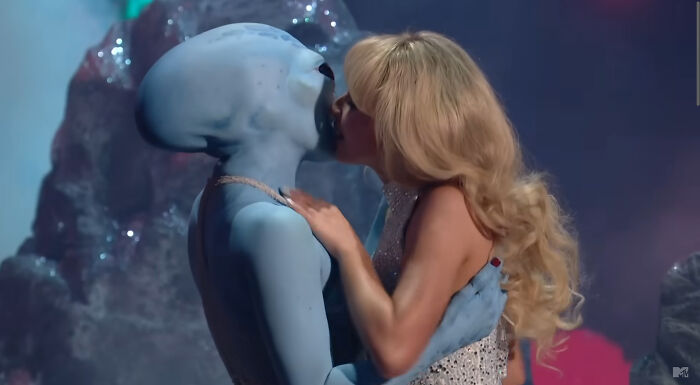 Sabrina Carpenter Stuns Fans By Making Out With An Alien On Stage At 2024 MTV VMAs Sabrina Carpenter Stuns Fans By Making Out With An Alien On Stage At 2024 MTV VMAs