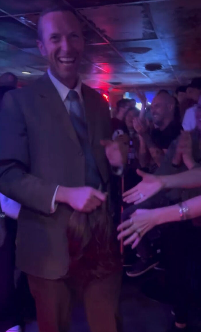 Coldplay’s Chris Martin Goes Undercover As A Silly Tourist And Sings Karaoke At A Las Vegas Bar Coldplay’s Chris Martin Goes Undercover As A Silly Tourist And Sings Karaoke At A Las Vegas Bar