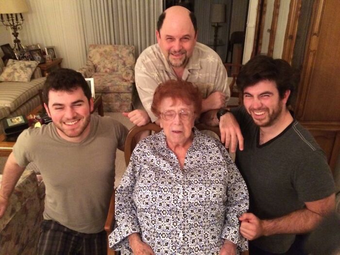 Seinfeld's Jason Alexander Looks Unrecognizable With Trim Frame And Scruffy Beard Seinfeld's Jason Alexander Looks Unrecognizable With Trim Frame And Scruffy Beard