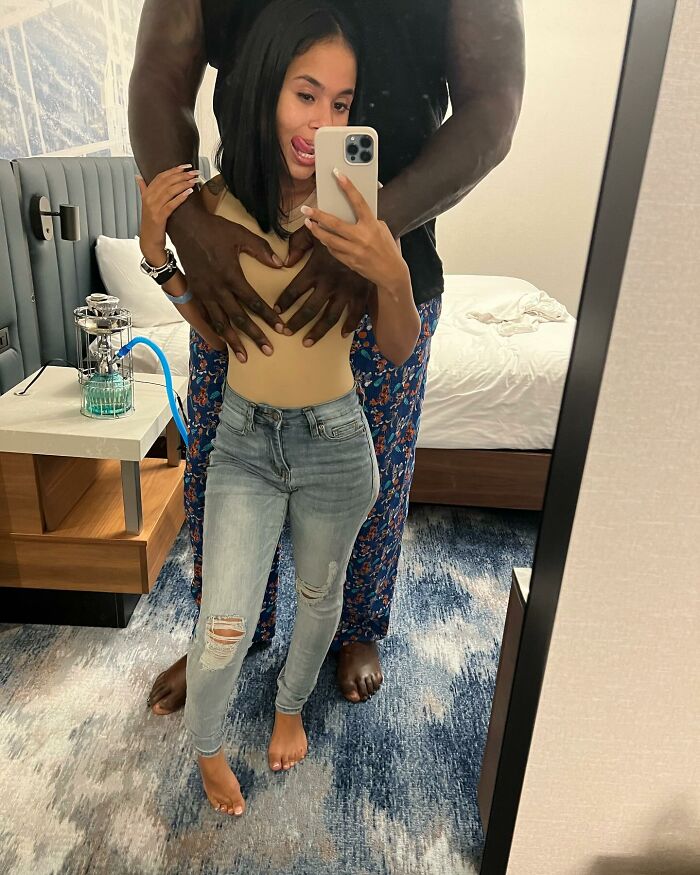 Shaquille O’Neal Denies That He’s The One Embracing Woman In Viral Photo Shaquille O’Neal Denies That He’s The One Embracing Woman In Viral Photo