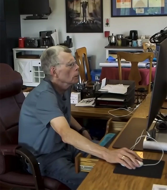 “You’re Lying”: Stephen King Sparks Debate With Outrage Over Florida “Banning” 23 Of His Books “You’re Lying”: Stephen King Sparks Debate With Outrage Over Florida “Banning” 23 Of His Books