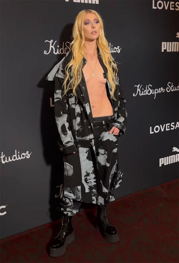 Former Hollywood Child Star Stuns With Exposed Breasts And Chiseled Abs On Red Carpet Former Hollywood Child Star Stuns With Exposed Breasts And Chiseled Abs On Red Carpet