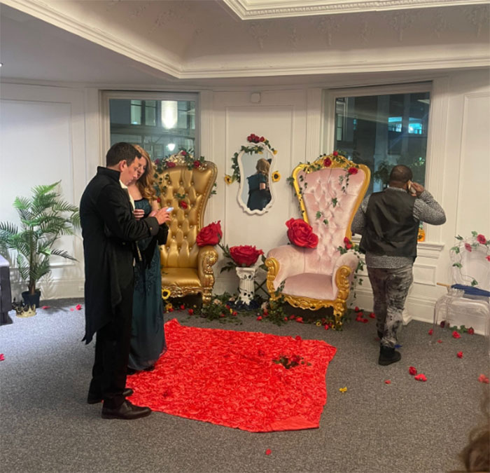 "This Is Insane": Bridgerton-Themed Event Goes Viral For Its Horrible Conditions And Pole Dancer "This Is Insane": Bridgerton-Themed Event Goes Viral For Its Horrible Conditions And Pole Dancer