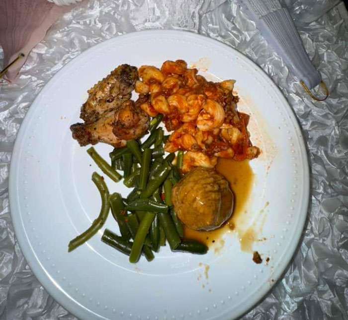 "This Is Insane": Bridgerton-Themed Event Goes Viral For Its Horrible Conditions And Pole Dancer "This Is Insane": Bridgerton-Themed Event Goes Viral For Its Horrible Conditions And Pole Dancer