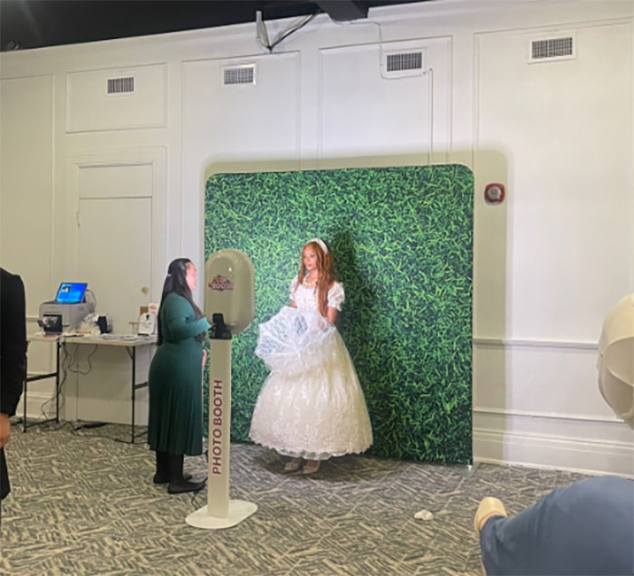 "This Is Insane": Bridgerton-Themed Event Goes Viral For Its Horrible Conditions And Pole Dancer "This Is Insane": Bridgerton-Themed Event Goes Viral For Its Horrible Conditions And Pole Dancer