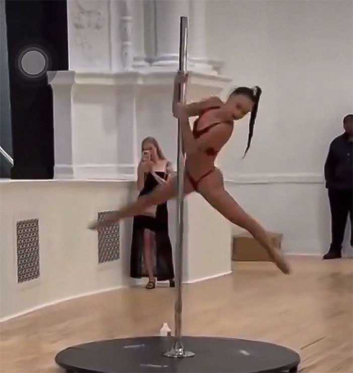 "This Is Insane": Bridgerton-Themed Event Goes Viral For Its Horrible Conditions And Pole Dancer "This Is Insane": Bridgerton-Themed Event Goes Viral For Its Horrible Conditions And Pole Dancer